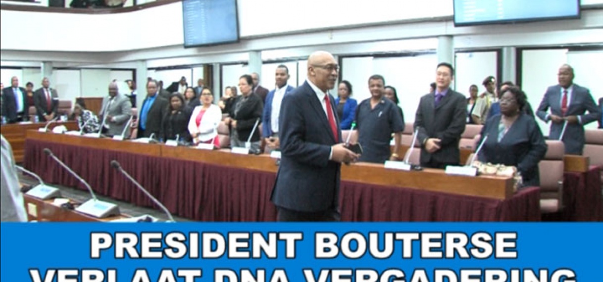 President Bouterse verlaat DNA vergadering