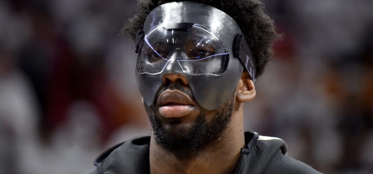 Basketballer krijgt boete voor trappen op gezichtsmasker