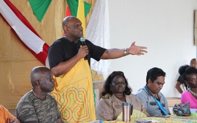 Regeringsdelegatie brengt werkbezoek aan Boven Suriname Gebied