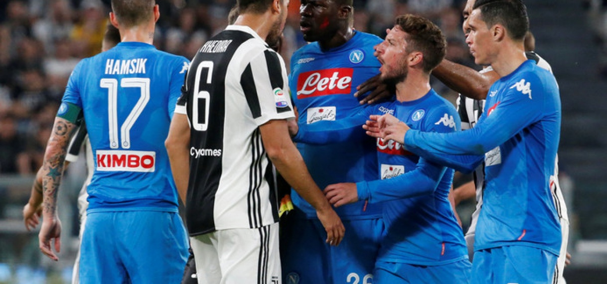 Napoli klopt Juve met late goal; titelstrijd weer bloedstollend spannend