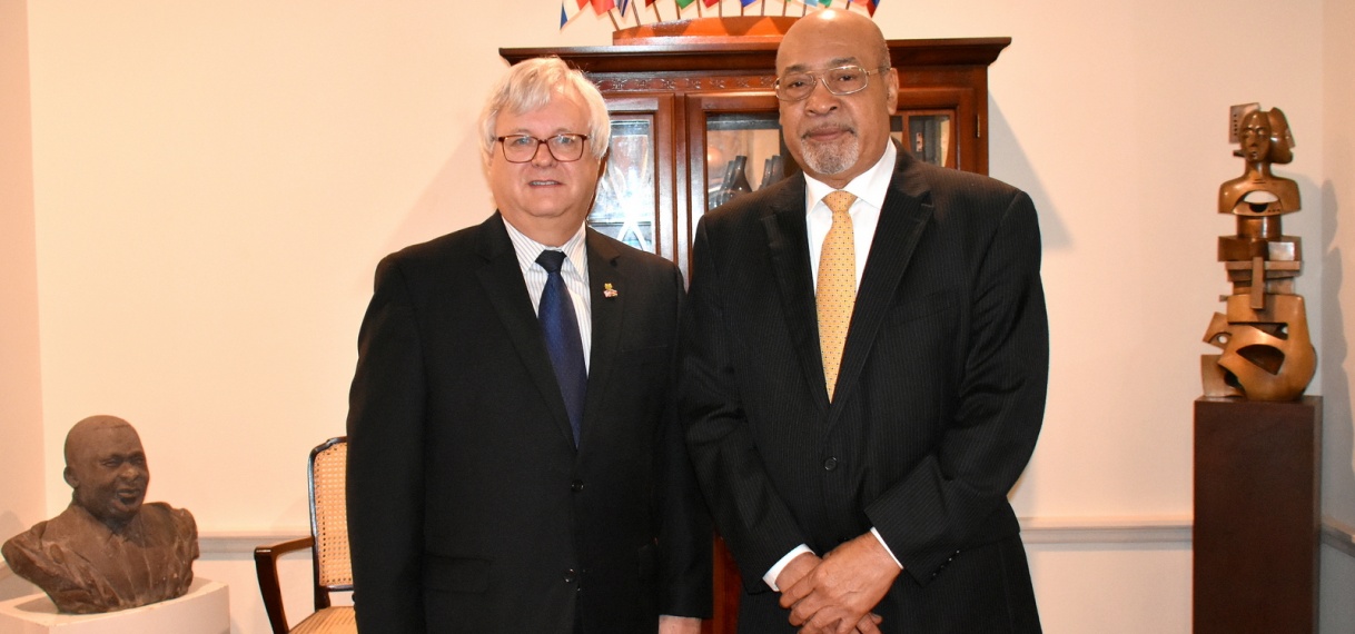 VS ambassadeur Nolan op bezoek bij president Bouterse