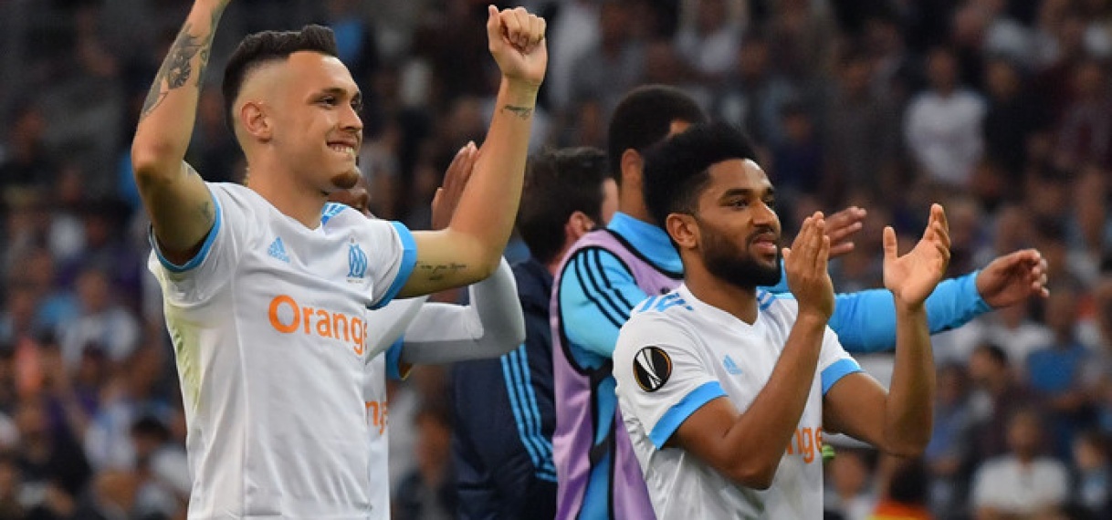 Marseille wint makkelijk en staat met één been in de finale