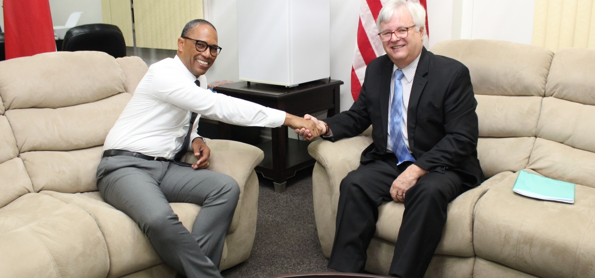 Minister Getrouw maakt formeel kennis met Ambassadeur Edwin Nolan