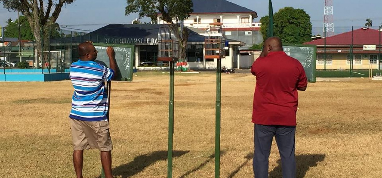 Zangvogels Paramaribo en Nickerie fluiten samen in eendaags toernooi