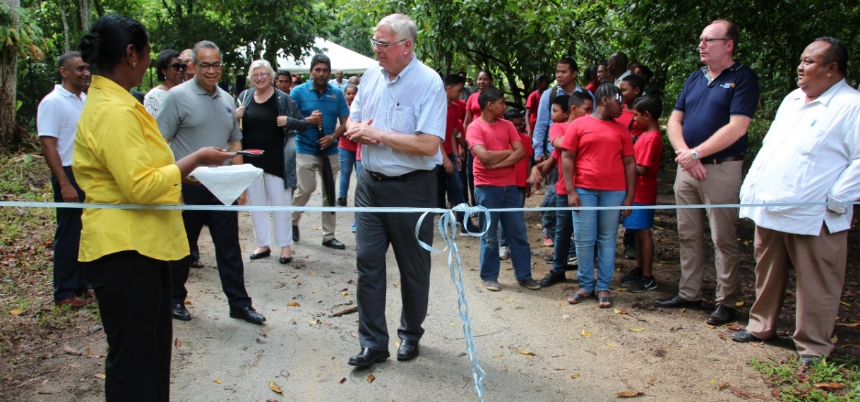 Samenwerking STINAPA en Rotary Suriname voor behoud Cultuurtuinbos