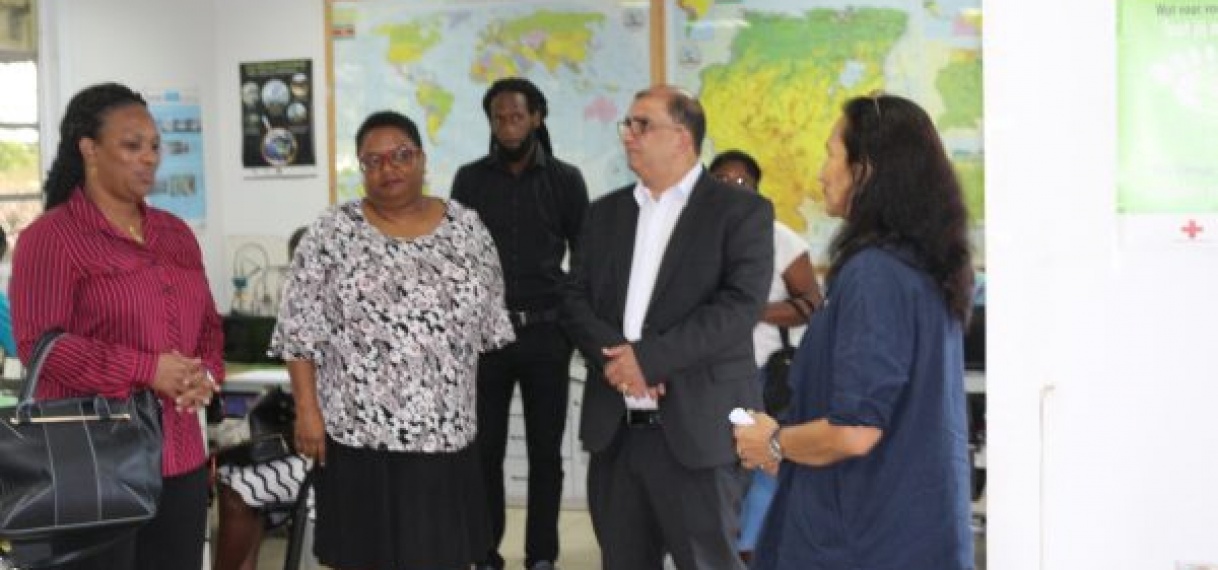 Minister Elias op werkbezoek bij de Nationale BloedBank en het Surinaams Rodekruis