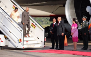 Indiase president Ram Nath Kovind arriveert in Suriname