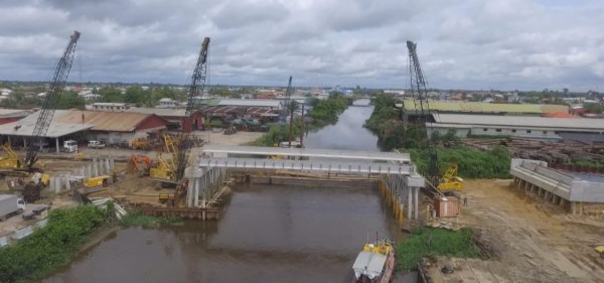 Bouwwerkzaamheden nieuwe brug over Saramaccakanaal in volle gang