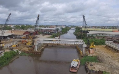 Bouwwerkzaamheden nieuwe brug over Saramaccakanaal in volle gang