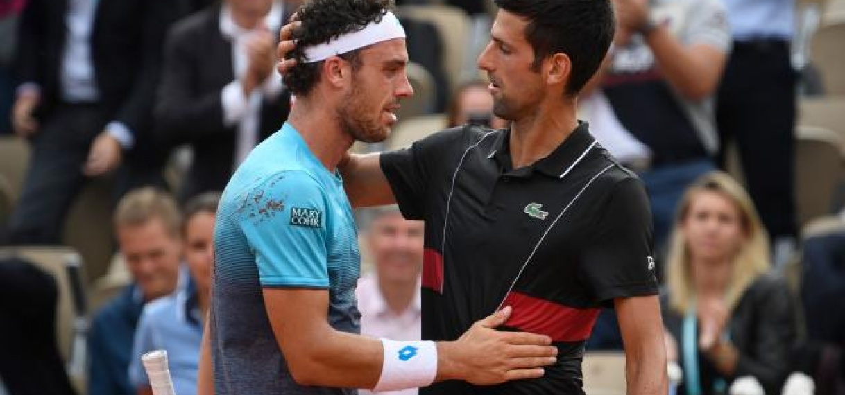 Djokovic buigt voor Italiaanse sensatie Cecchinato op Roland Garros