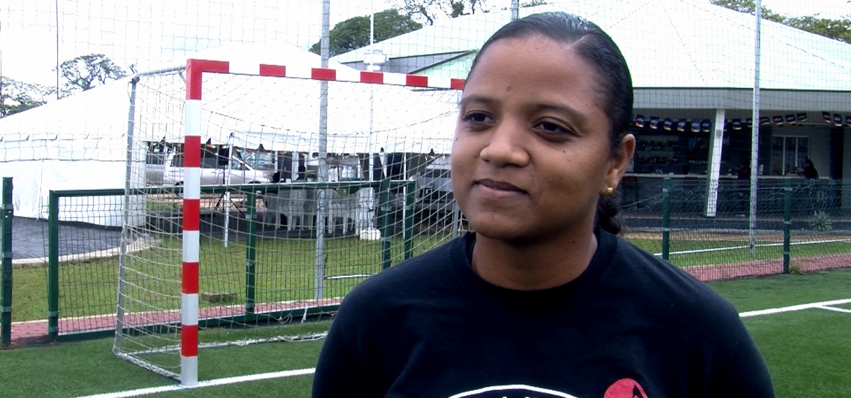 Saraya Truideman vrouwelijke arbiter bij Zaalvoetbal