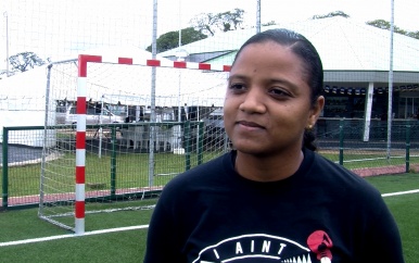 Saraya Truideman vrouwelijke arbiter bij Zaalvoetbal