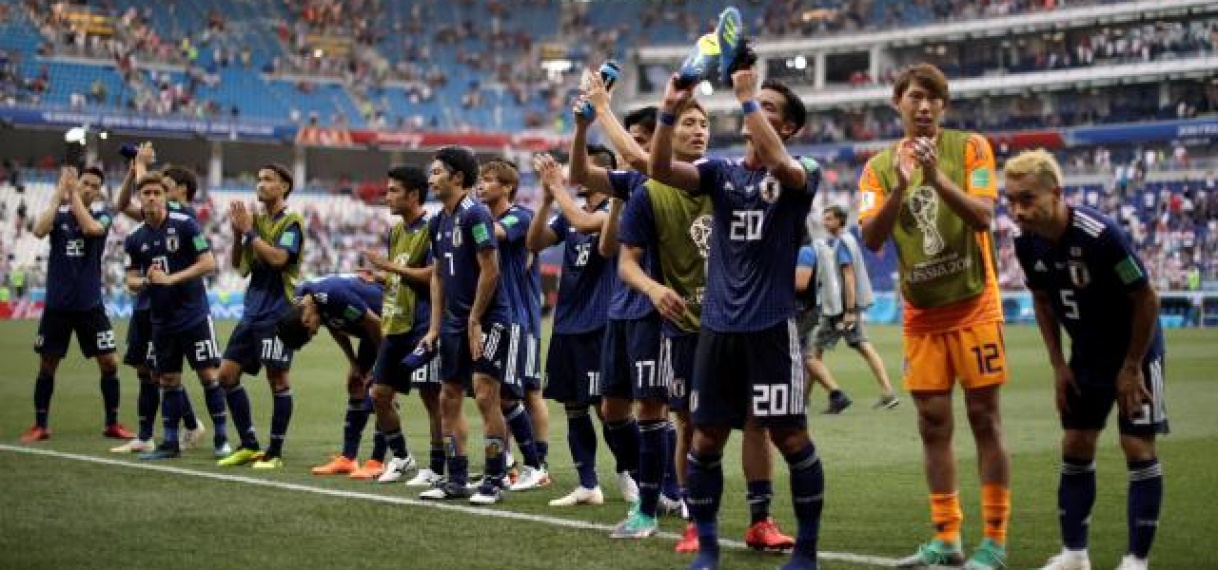 Japan dankzij bizarre ontknoping naar achtste finales WK
