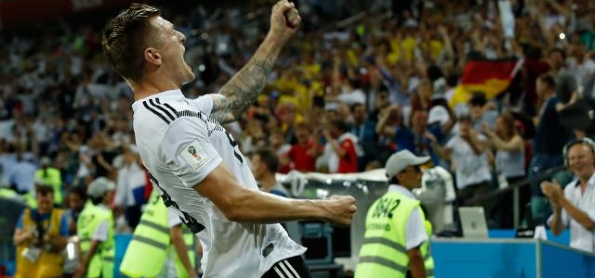 Kroos schiet Duitsland in blessuretijd naar cruciale zege op Zweden