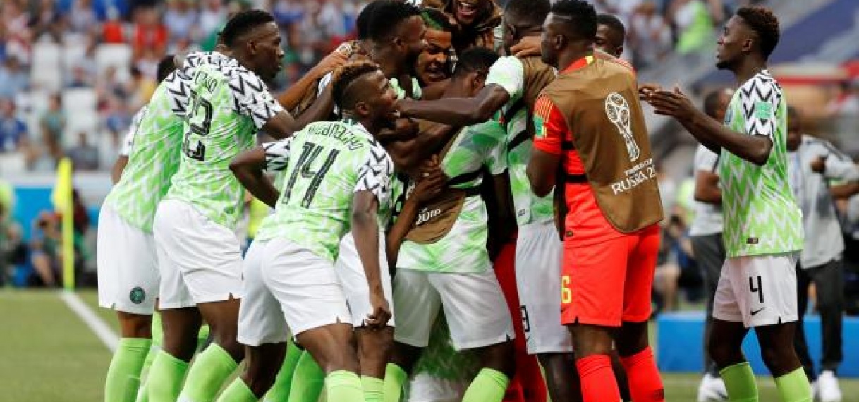 Musa schiet Nigeria op WK met twee treffers langs IJsland