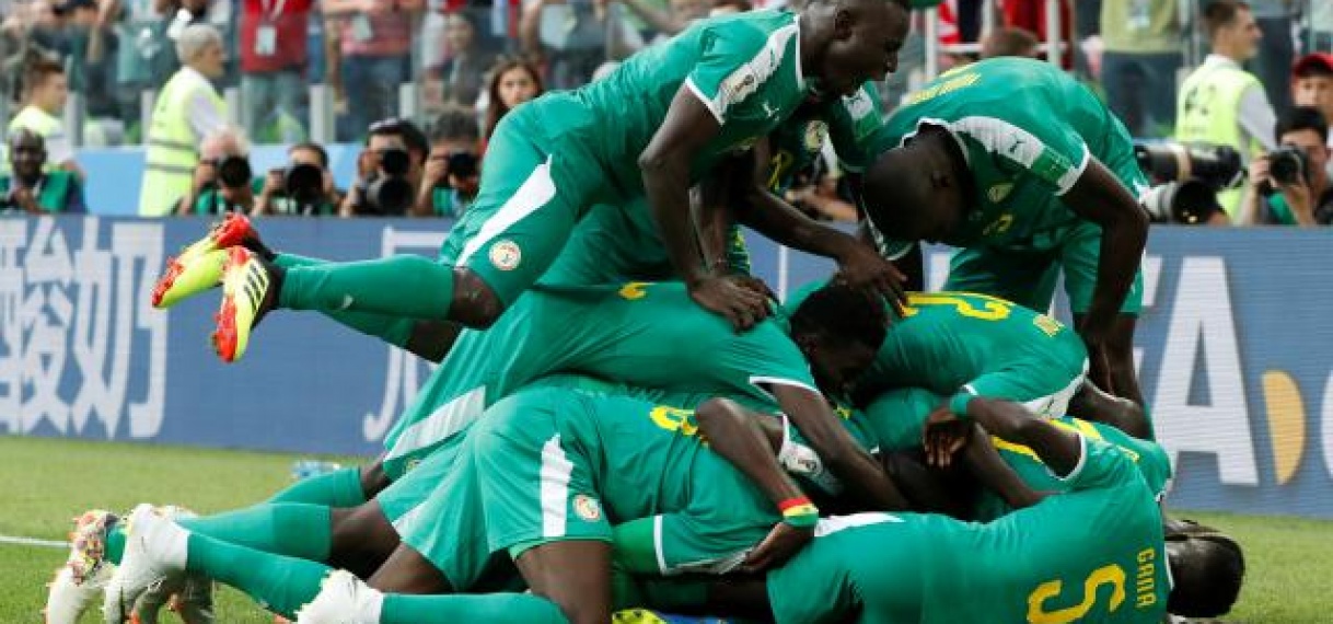 Senegal dankzij eigen doelpunt en bizarre treffer langs Polen op WK