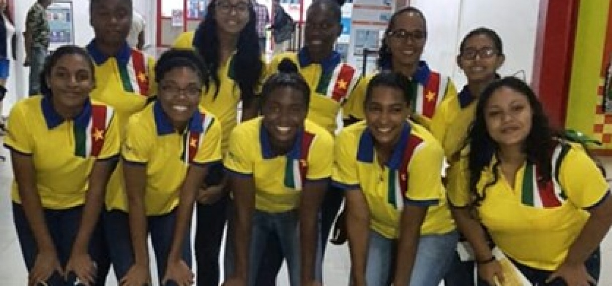 U23 volleybal-meisjes Suriname winnen van Curaçao