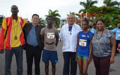 Wielzen en Pinas vertegenwoordigen Suriname tijdens CARICOMloop