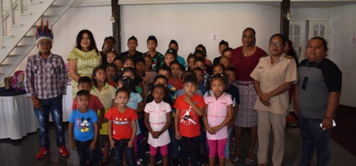 Kinderen uit Alalapadoe op bezoek bij First Lady