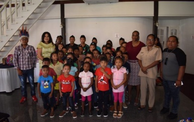 Kinderen uit Alalapadoe op bezoek bij First Lady