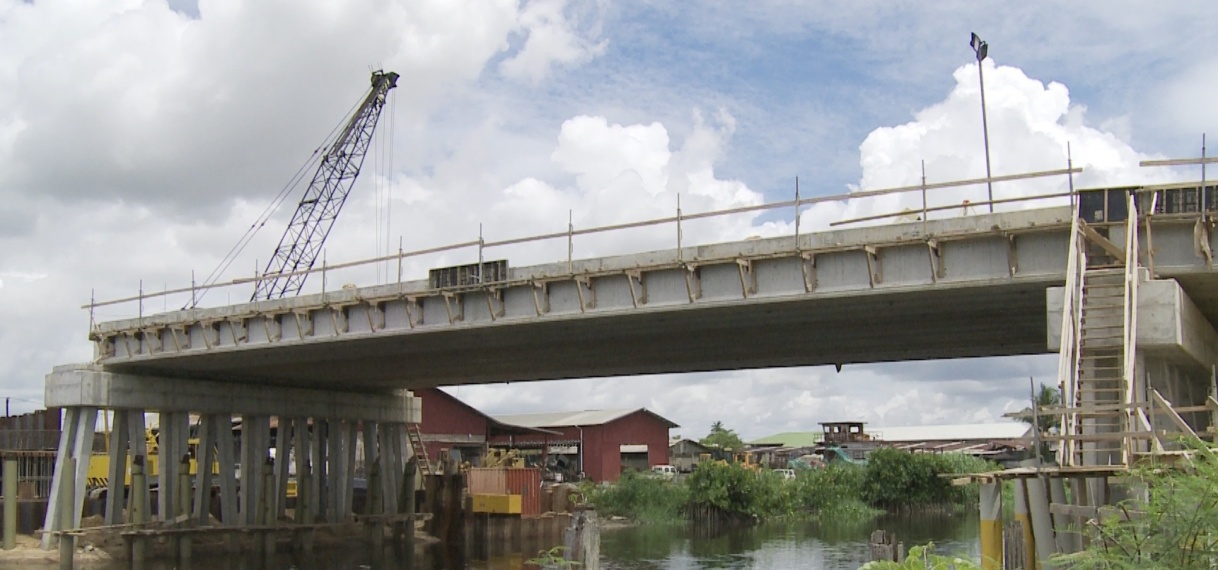 Bouwwerkzaamheden nieuwe brug saramaccakanaal op schema