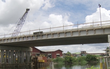 Bouwwerkzaamheden nieuwe brug saramaccakanaal op schema