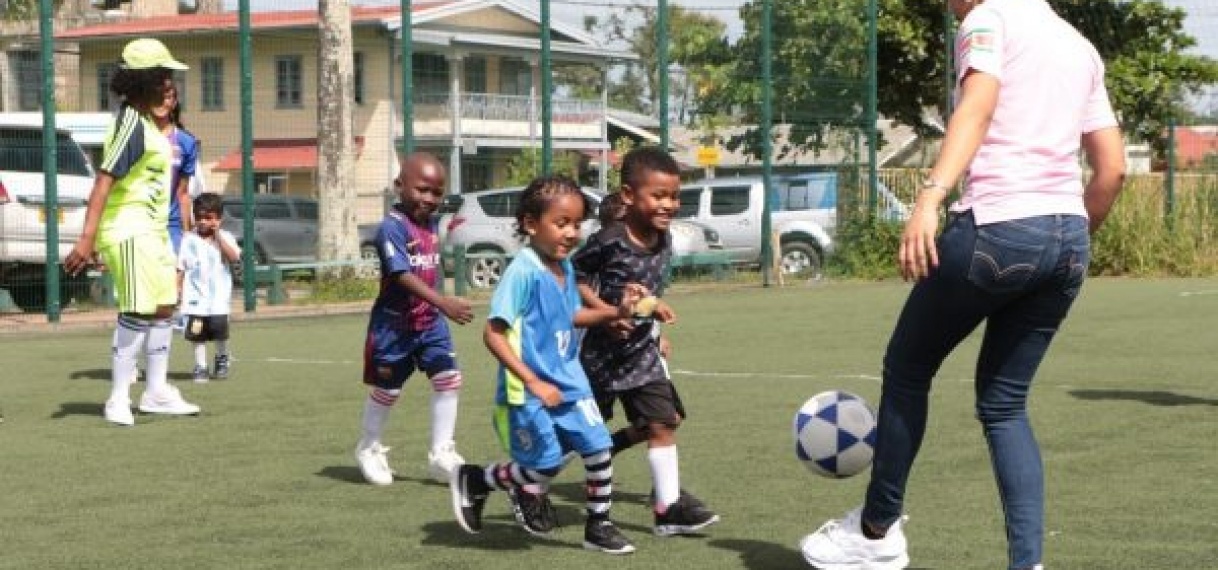 Minister Gopal geeft startsein sportdag ‘De Papegaaitjes’