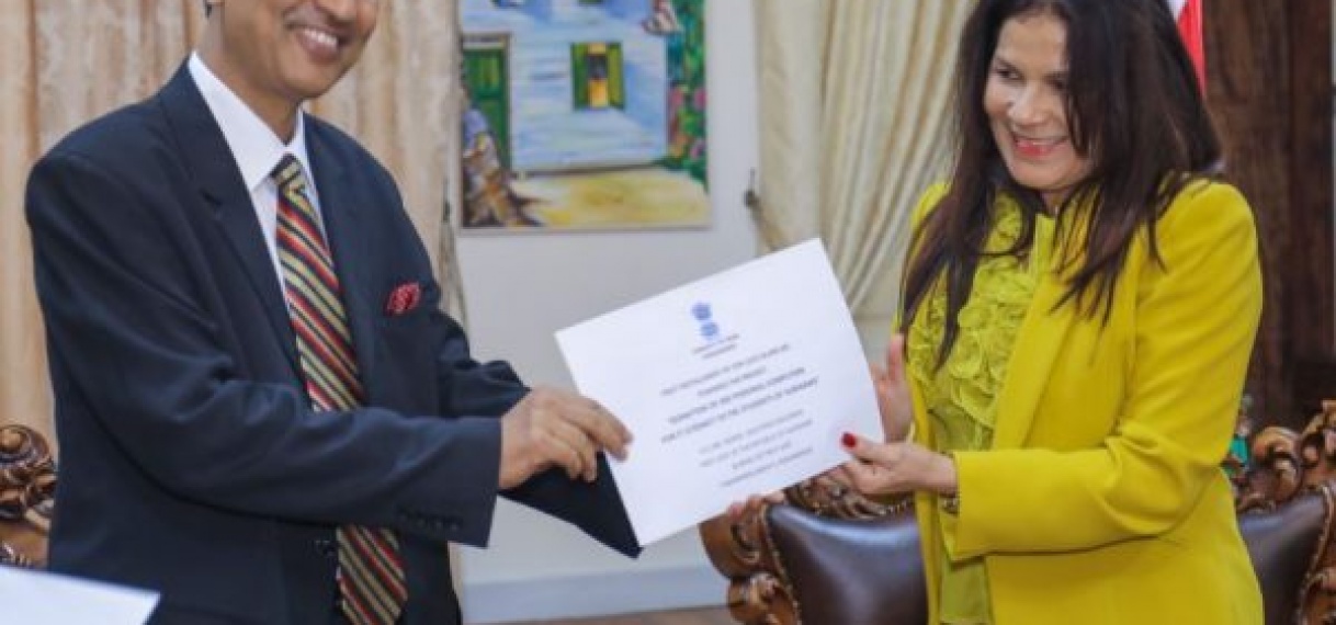 Nieuwe Indiase ambassadeur doneert aan First Lady