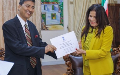Nieuwe Indiase ambassadeur doneert aan First Lady