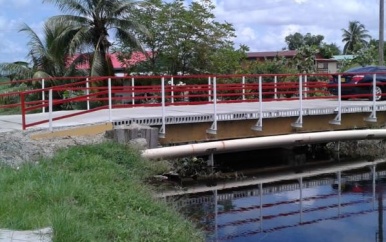 Houten verbindingsbrug Bastiweg in Nickerie vervangen door betonnenbrug