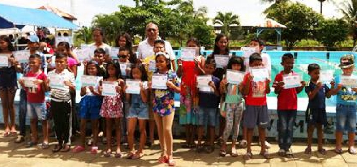 Kinderen in Nickerie behalen zwemdiploma