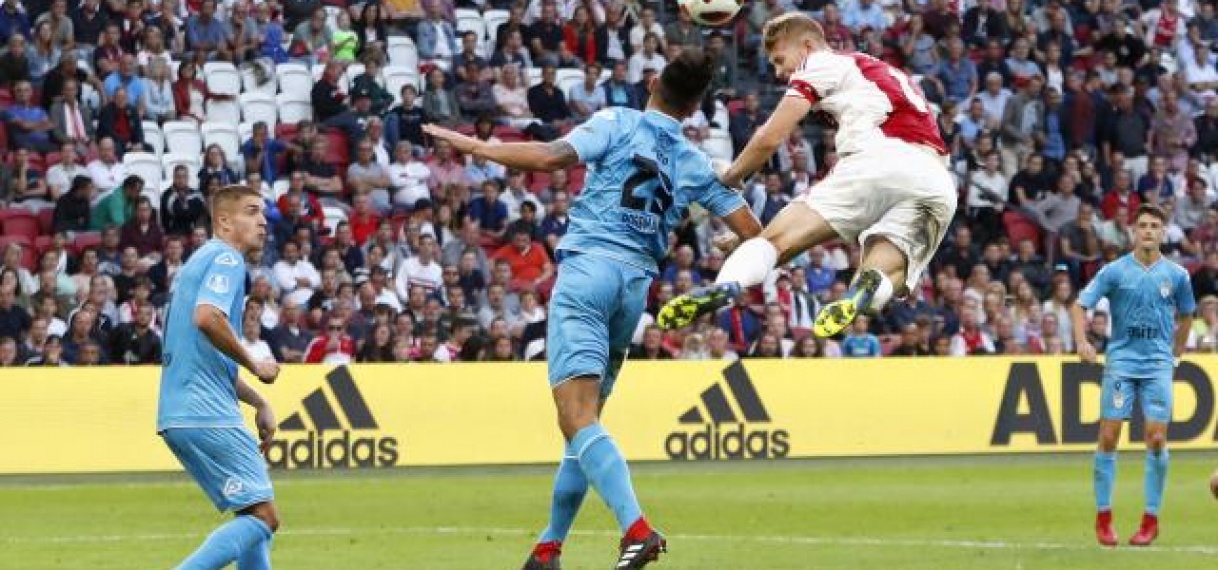 Ajax ontsnapt door late goal De Ligt aan thuisnederlaag tegen Heracles