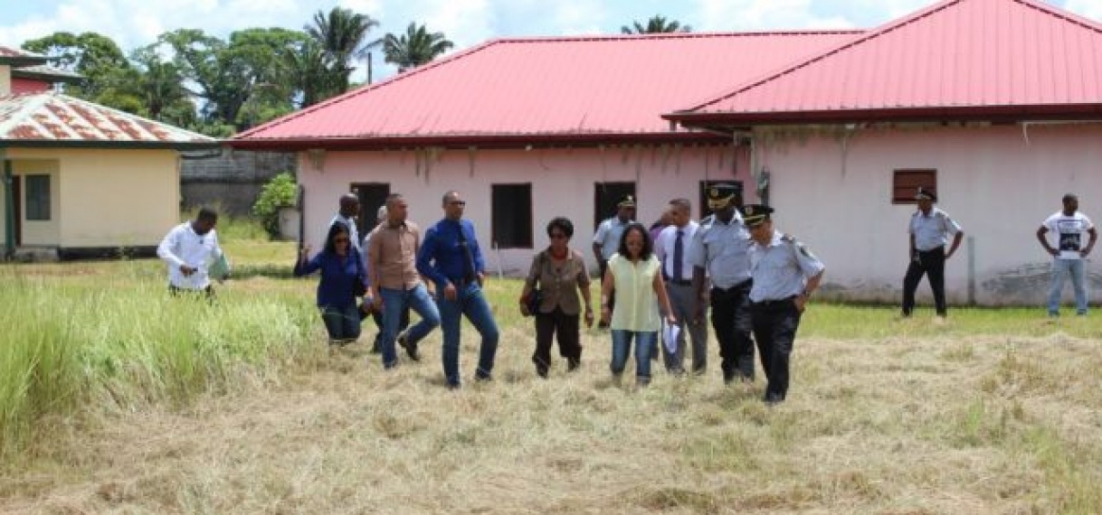 Minister Getrouw en staf oriënteren zich op project JCC te Santo Boma