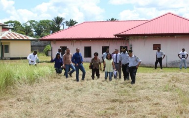 Minister Getrouw en staf oriënteren zich op project JCC te Santo Boma