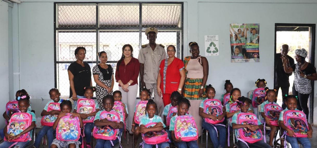 First Lady doneert landelijk schooltassen
