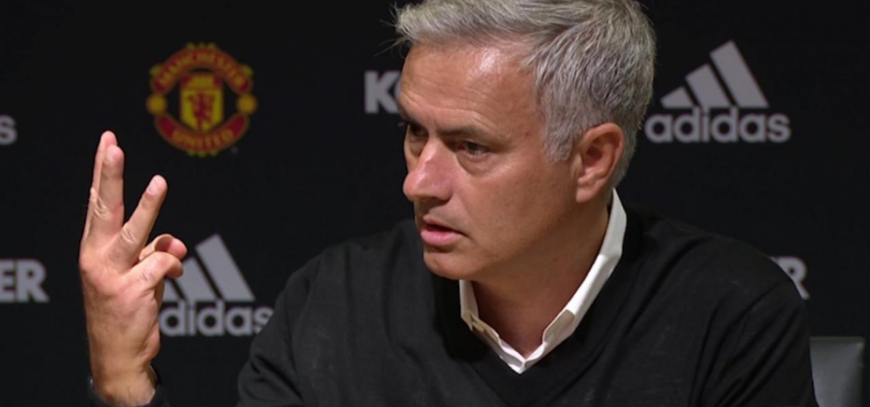 Mourinho loopt boos weg uit persconferentie na pijnlijke nederlaag