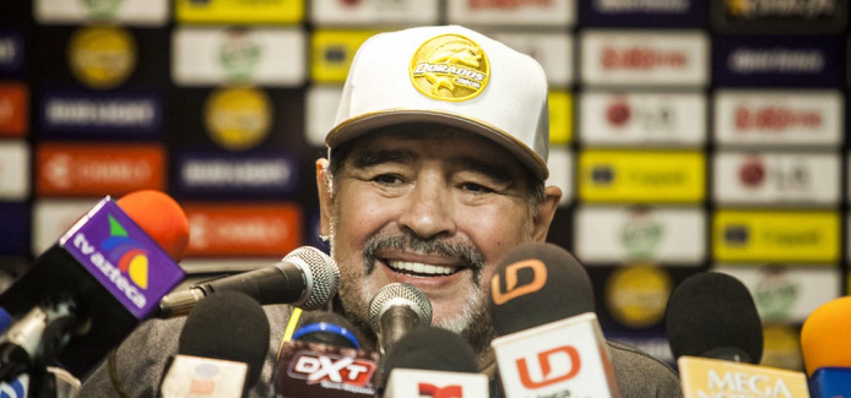 Maradona wint ruim bij eerste wedstrijd als coach in Mexico