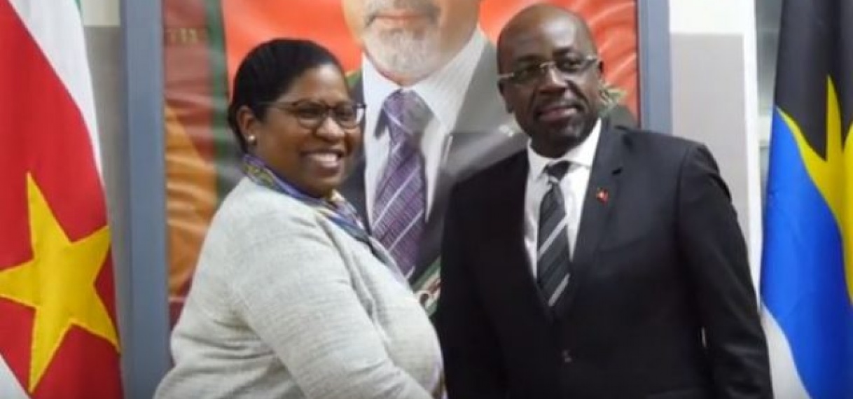 Minister Antigua en Barbuda op bezoek in Suriname