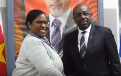 Minister Antigua en Barbuda op bezoek in Suriname