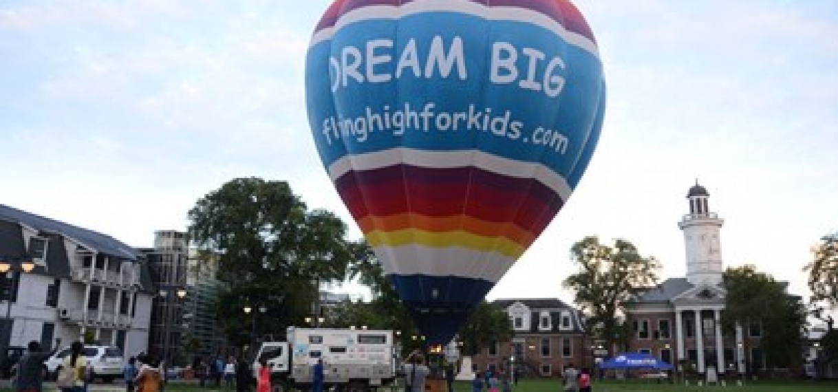 Eerste luchtballon-vaart in Suriname een succes