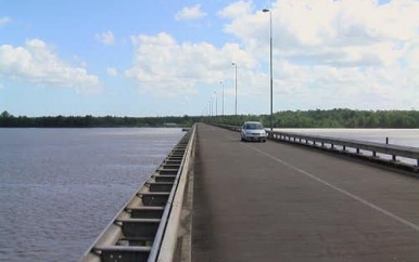 Pilaar Coppenamebrug aangevaren door duwboot