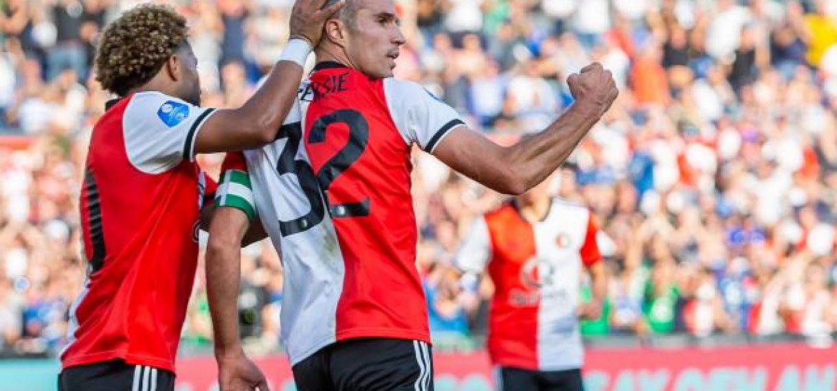 Van Persie leidt Feyenoord met twee treffers langs NAC Breda