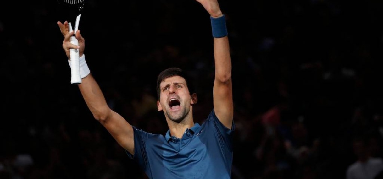 Djokovic wint marathonpartij van Federer en bereikt finale in Parijs