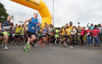 Minister Gopal opent 15de editie Srefidensi Marathon