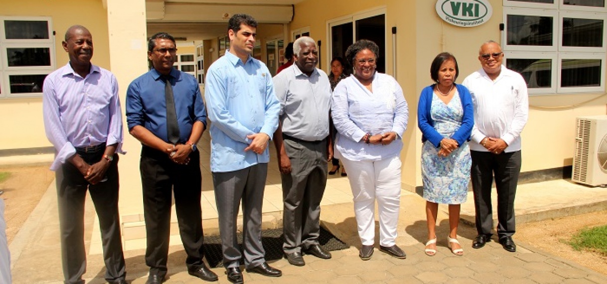 Premier van Barbados bezoekt het Viskeuringsinstituut