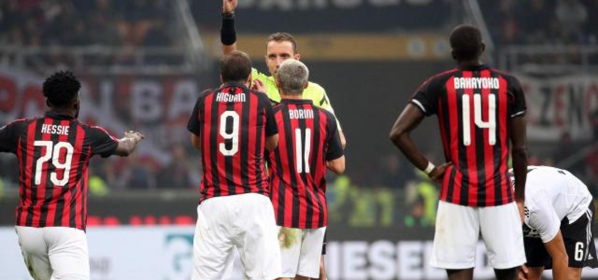 Gonzalo Higuaín is maandag diep door het stof gegaan nadat hij zondag namens AC Milan een rode kaart kreeg tegen Juventus