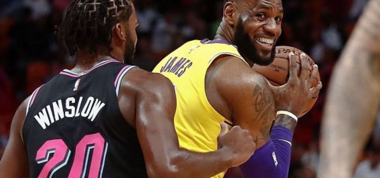 LeBron James heeft de Los Angeles Lakers zondag (plaatselijke tijd) in de NBA aan een ruime overwinning geholpen.