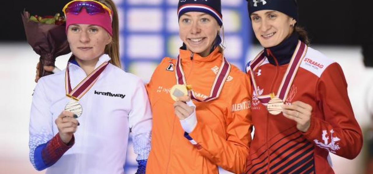 Esmee Visser heeft zondag bij de wereldbekerwedstrijden in Obihiro de eerste gouden medaille voor Nederland veroverd