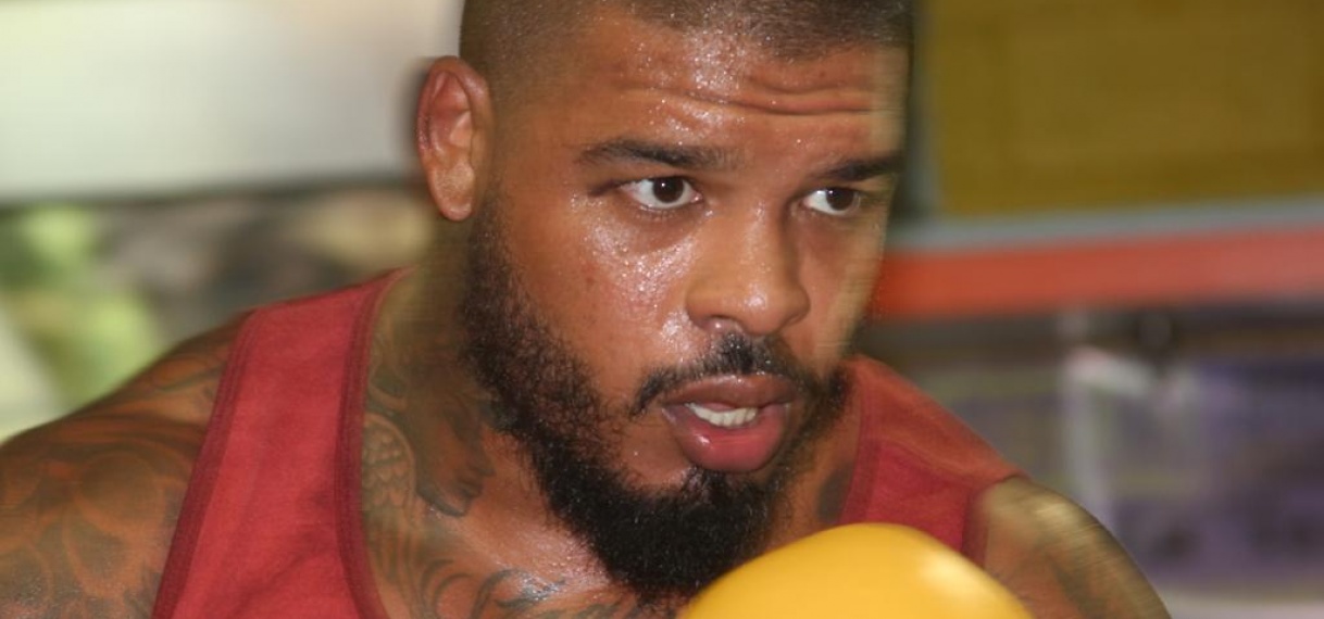 Tyrone Spong bokst titelgevecht in Suriname