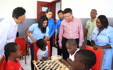 Minister Gopal en Chinese ambassadeur bezoeken Multifunctional Community Centre Sophia’s Lust